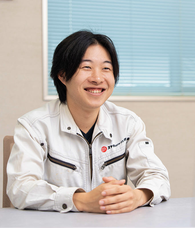 笑顔での若手のインタビュー