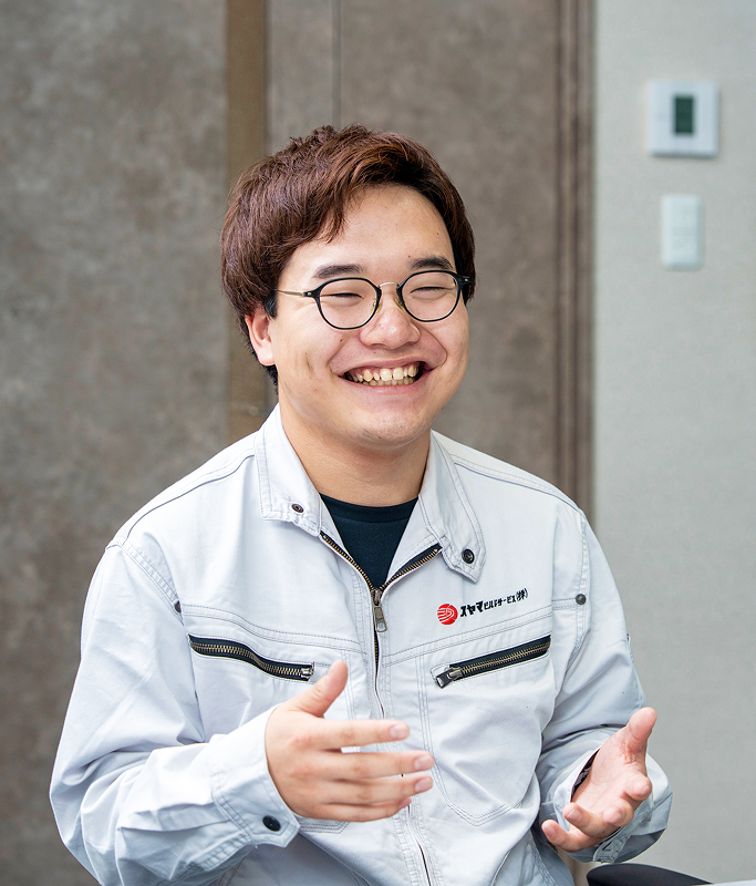 笑顔での若手のインタビュー