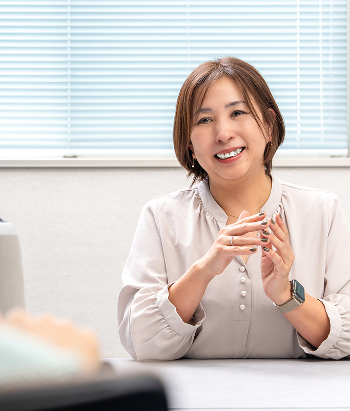 笑顔でのインタビュー