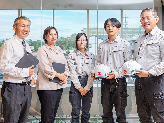 グループ企業スタッフの集合写真